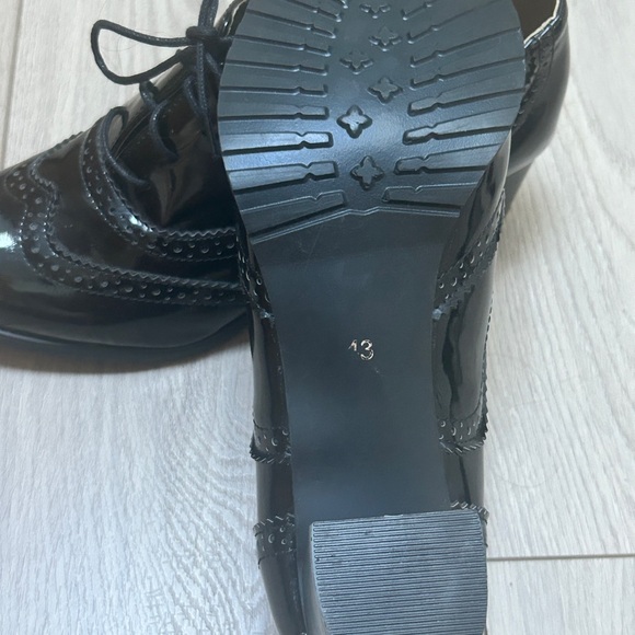 Lace Up Mid Heels
Patent Leather Oxfords for women size euro 41/11? US see under - Picture 4 of 6